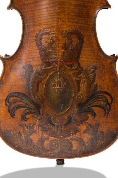 null 
为VERSAILLES的太阳王音乐提供的杰出乐器 低音小提琴，也被称为游行小提琴，中波纹枫木背板和侧板。顶部是由两块云杉制成的。仪器的背面（重新切割）绘有



法国的大型皇家徽章，在一个封闭的皇家皇冠下刻有一个圆圈，上部还有叶状的卷轴。肋骨上有彩绘铭文："Sit...