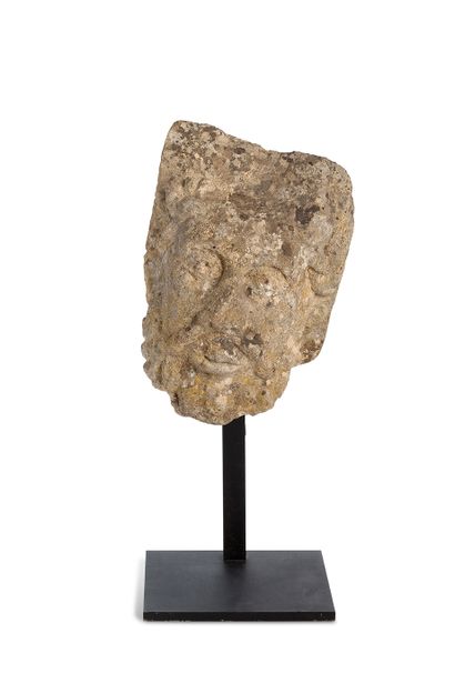 null Carved stone MODILLON representing a bearded man's head.
Anjou, first third...