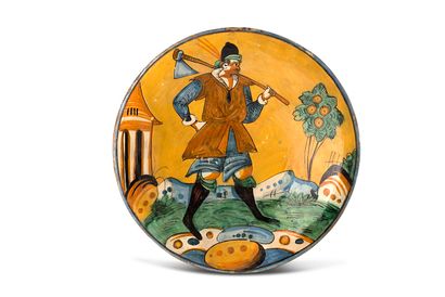 [MONTELUPO, XVIIE] 
Round earthenware dish with polychrome decoration of a soldier...