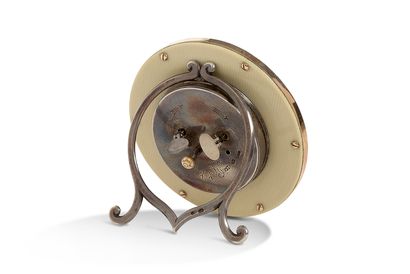 PETER KARL FABERGE (1846-1920) 
Pendulette de bureau de forme circulaire, la ceinture...