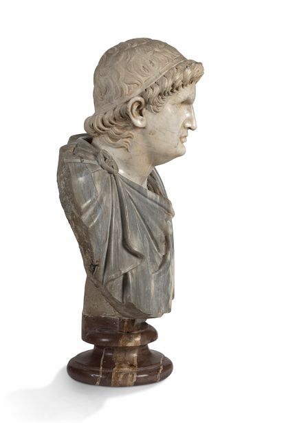 null BUSTE DE NÉRON empereur romain
Tête en marbre blanc et la chlamyde en marbre...