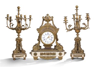 null IMPORTANT Mantelpiece composed of a clock and two candelabras with seven arms...