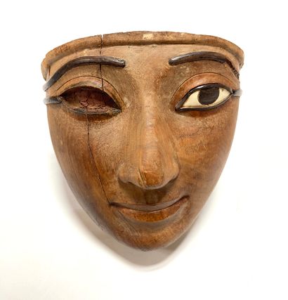 null 
Wooden SARCOPHAGUS MASK with inlays.



Visible technical parts, tenons, remains...