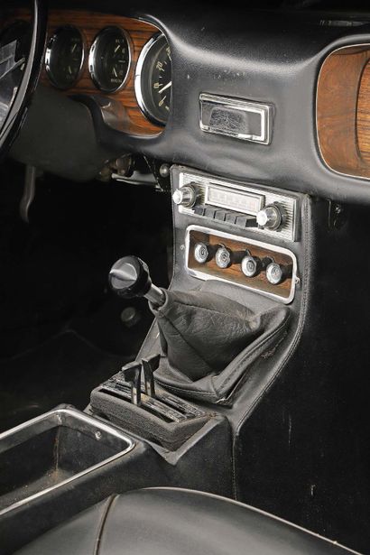 1966 ALFA ROMEO 2600 SZ 
发动机型号AR00601 

FFVE证书



生产了105个单位

极为罕见的模型

一个伟大的汽车制造商的签名



未经登记而出售

底盘编号856088



阿尔法-罗密欧2600于1961年推出，是2000版的演变。它是当时的顶级车型，有轿车、Sprint（贝尔通设计的轿跑车）和Spider（旅行车）三种版本。为了能够与竞争对手竞争，所有这些车型都采用了新的2,584毫升带电动燃油泵的直列6缸发动机（轿车采用两个双化油器，Sprint和Spider车型采用三个双化油器）。阿尔法-罗密欧2600也是最后一款采用双凸轮轴的直列6缸发动机的车型。轿车制造商Zagato也迅速在这个新的基础上开展工作，并在1962年11月提出了他对2600...