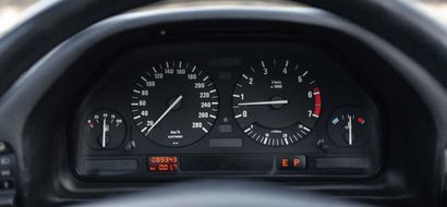 1989 E32 BMW 750 IL 
首个德国V12发动机，宝马公司的最高精炼度

驻扎在戛纳的前使馆车，不到89,500公里

卓越的条件，精心维护的模型

法国注册

底盘编号：WBAGC81070DC52159



凭借其750iL豪华轿车，宝马冒着风险，将一辆外观经典的生产型轿车变成了一个特殊的对象。1988年，这家位于慕尼黑的制造商无法抵制提供自己的V12发动机的愿望。就形象而言，宝马是驾驶乐趣、运动性和某种威望的代名词。应该记住，在当时，十二缸的制造商只有称为法拉利、捷豹和兰博基尼。对宝马来说，这个机会太好，即使只是超过长期竞争对手梅赛德斯，也要取得领先地位。选择V12发动机而不是竞争中的涡轮增压发动机，纯粹是一种威望的选择，是向最高精致化迈进的一步。发烧友们会注意到，只有两个扩大的格栅和方形尾管让人觉得引擎盖下隐藏着12个汽缸。与我们出售的车型一样，搭载V12发动机的7系也有豪华版，轴距和长度增加了11厘米多一点。它提供了电动后排座椅和一个平移系统。这些数字是300马力和450牛米的扭矩。宝马已经足够明智，故意将速度限制在250公里/小时。据说，梅赛德斯和宝马已经同意避免一场竞标战，正确地认为不以速度道歉来挑起敏感情绪和权力是合适的。

宝马V12的形态设计灵感来自于两台325i...