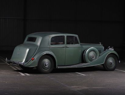 1939 BENTLEY 4 1/4 Continental Saloon 
没有储备

正在申请FFVE证书



由Mulliner设计的罕见的铝制车身无柱式房车

劳斯莱斯的舒适性

非常好的原汁原味



比利时注册

底盘编号B-69-MX



在20世纪20年代，宾利通过赢得当时最突出和最苛刻的汽车比赛之一：著名的勒芒24小时耐力赛，扩大了其名声和声誉。这家英国公司在1924年至1930年期间赢得了不少于五次的胜利（包括1927年至1930年的四次连续胜利）。尽管取得了这些成就，沃尔特-欧文-宾利发现自己陷入了巨大的财务困境，并被迫将以他的名字命名的公司出售给他的长期竞争对手劳斯莱斯。虽然在德比（劳斯莱斯的生产工厂）制造的新宾利保留了一丝运动气息，但现在它们被设计为优雅和舒适。从某种意义上说，它们是劳斯莱斯之二。新的...