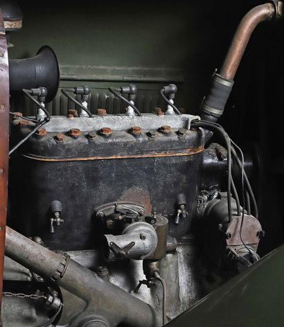1924 FIAT 505 TORPÉDO 
没有储备

正在申请FFVE证书



漂亮的铜锈

有趣的鱼雷

市场上罕见的



未经登记而出售

底盘编号5241627



在第一次世界大战结束时，重建的时机已经成熟，对移动解决方案的需求也很强烈。这家意大利汽车制造商在其目录中已经有了501，但工程师们正在研究一种更强大的车辆。505以梯形底盘为基础，具有更大的外部尺寸，更长的轴距和更圆的引擎盖。菲亚特以裸车底盘的形式销售该车，或以敞篷车、敞篷跑车和四门房车的形式销售。对于敞篷车和敞篷跑车版本，制造商已将备用车轮放在车身外侧，即翼子板后面。内饰的特点是平坦的仪表盘，中央放置了仪表。方向盘位于汽车的右侧。根据不同的版本，前排乘客有一个或两个门，他们坐在一个长椅上。第二张长椅被放置在后部，供另外两名乘客乘坐。菲亚特安装了与501相同的悬挂系统，有两个刚性车桥和板弹簧。但它对车辆进行了升级，配备了电动启动器、四轮制动器和四速手动变速箱。在引擎盖下，505配备了一台2.3升的侧气门四缸发动机，比501提供了更大的扭矩，因此该底盘被用作多功能车的平台。505从1919年到1925年生产，然后被507取代。...
