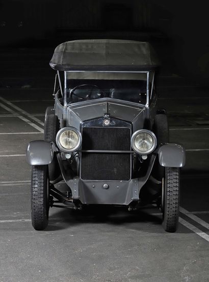 1927 FIAT 512 TORPÉDO 
没有储备

正在申请FFVE证书



漂亮的铜锈

6缸发动机

令人印象深刻的鱼雷



未经登记而出售

底盘编号2202170



菲亚特512是意大利制造商在1926年至1928年间生产的一款气派的汽车。基于与510相同的发动机和底盘，它有几种车身风格可供选择：轿车、鱼雷、城市双门跑车和Landaulet或豪华轿车。其产量为2535辆，主要出口到澳大利亚和英国。引擎盖下是一台3.5升直列6缸发动机，输出46...