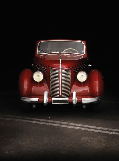 1939 FIAT 1500 B Cabriolet BALBO 
没有储备



罕见的巴尔博车身

推定的独特

6缸发动机



意大利注册

底盘编号33045



1935年11月9日，菲亚特1500在米兰国际车展上亮相，因其坚决的创新设计而脱颖而出。该品牌的这款新车型处于该系列的顶端。更妙的是，它符合现在考虑到空气动力学因素的规格，这将影响到汽车本身的设计。作为这一领域的先行者，菲亚特已经拥有一个完整的测量隧道。1500是第一个按照当时的创新概念设计的车型：空气动力学。在风洞中开发的1500的车身因其陡峭的前格栅而令人惊讶，该格栅旨在减少空气动力阻力。这并不妨碍它在1940年被一个更传统的垂直格栅所取代，这无疑是由于时尚的原因。1500的车身采用了带有独立前悬架的梯形底盘，这在菲亚特车型中是第一次。它的发动机是一台1,493厘米3的6缸发动机，带有顶置气门，输出45...