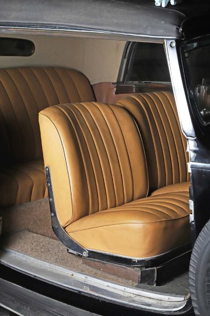 1938 MERCEDES 230 Cabriolet B 
未预留



品牌的历史模式

230型的最有吸引力的版本

状况良好，有待修复的机械装置



美国公路冠军

车辆通关

底盘编号5186384

发动机编号429871



1929年华尔街崩盘后，其豪华车型的销售受到了严重影响，仅在三年前诞生的梅赛德斯-奔驰品牌，已经以其卓越的技术和豪华汽车而闻名，它试图通过在中档家庭汽车领域建立自己的地位来重新启动自己。结果是230型，代号为W143，由汉斯-尼贝尔设计，他是他那一代人中最有天赋的汽车工程师之一。在他于1934年11月去世后，马克斯-赛勒（Max...