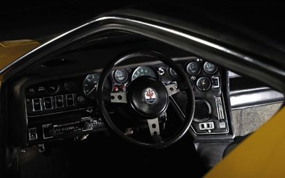 1973 Maserati BORA 4.9 
没有储备



第一辆采用后置中置发动机的量产型玛莎拉蒂

250个配备4.9升发动机的例子之一

由乔治亚罗签名的未来主义线条



摩纳哥的流通许可证

底盘编号：AM117/49*540*。

发动机编号AM117/11/49*540*。



玛莎拉蒂宝来今年迎来了它的50周年纪念。Bora在1971年日内瓦车展上亮相，是玛莎拉蒂首款配备中后置发动机的量产车型。这也是第一款完全在雪铁龙指导下开发的三叉戟车型，雪铁龙在1968年控制了该品牌。这款新GT的开发工作被委托给工程师朱利奥-阿尔菲力。在车身设计方面，他求助于乔治亚罗，后者成立了ItalDesign工作室，曾为玛莎拉蒂Ghibli做过出色的设计。结果是一个流线型的未来主义轮廓，结合了优雅和运动性，可伸缩的头灯优化了空气动力阻力。车身由Padane公司在摩德纳制造，组装在带有焊接面板的管状底盘上。该发动机是Ghibli的4,719cc铝制16气门V8发动机，非常强劲且经过验证，源自玛莎拉蒂在比赛中使用的发动机组。它有四个顶置凸轮轴，一个五轴承曲轴，短冲程活塞，一个半球形气缸盖，并由四个韦伯双管化油器提供动力，可提供310匹马力。五速ZF传动轴变速箱允许最高时速为280公里。宝来的主要演变发生在1974年，当时该品牌为其产品系列增加了一台4.9升V8发动机，容量为4,930毫升，功率为330马力。玛莎拉蒂总共生产了314辆4.7升的Bora和250辆4.9升的版本。由于与雪铁龙的联系，宝来也将继承与雪铁龙SM共享的一些法国技术。这些措施包括液压制动辅助、踏板、方向盘和驾驶座高度调节，以及可伸缩的大灯控制。它的GT性能因其安全和高效的操控而得到加强，使宝来成为当时最稳定的GT车型，可与法拉利512...