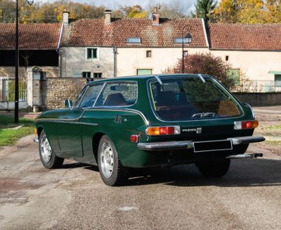 1973 VOLVO P 1800 ES 
Rare couleur Vert cyprès disponible sur les derniers modèles

Un...
