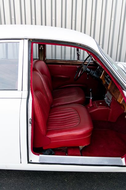 1968 – Jaguar Mk II 240 
非目录添加

请注意，驾驶前应检查转向和前轴。



法国注册

底盘编号IJ30518



在法国售出的159件中的一件

保养良好的汽车

理想的第一次购买收藏品



1959年推出的Mark...