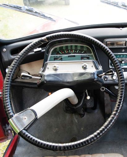 1967 CITROËN AMI 6 BREAK 
没有储备



颜色 红色 Corsair AC 403

状况良好

复古大陆爱迪生汽车收音机



法国注册

底盘编号：9924613



1950年代中期的雪铁龙目录相当有限。2CV是廉价和流行汽车的替代品，而DS则是舒适和革命性的豪华汽车。20世纪60年代初的目标是在这两个型号的基础上增加一个中档型号。因此，设计办公室开展了一个名为AM（M代表中档）的中级车项目。最后，技术和经济上的限制使该项目转向创建一个...