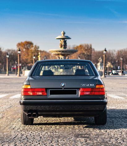 1989 E32 BMW 750 IL 
首个德国V12发动机，宝马公司的最高精炼度

驻扎在戛纳的前使馆车，不到89,500公里

卓越的条件，精心维护的模型

法国注册

底盘编号：WBAGC81070DC52159



凭借其750iL豪华轿车，宝马冒着风险，将一辆外观经典的生产型轿车变成了一个特殊的对象。1988年，这家位于慕尼黑的制造商无法抵制提供自己的V12发动机的愿望。就形象而言，宝马是驾驶乐趣、运动性和某种威望的代名词。应该记住，在当时，十二缸的制造商只有称为法拉利、捷豹和兰博基尼。对宝马来说，这个机会太好，即使只是超过长期竞争对手梅赛德斯，也要取得领先地位。选择V12发动机而不是竞争中的涡轮增压发动机，纯粹是一种威望的选择，是向最高精致化迈进的一步。发烧友们会注意到，只有两个扩大的格栅和方形尾管让人觉得引擎盖下隐藏着12个汽缸。与我们出售的车型一样，搭载V12发动机的7系也有豪华版，轴距和长度增加了11厘米多一点。它提供了电动后排座椅和一个平移系统。这些数字是300马力和450牛米的扭矩。宝马已经足够明智，故意将速度限制在250公里/小时。据说，梅赛德斯和宝马已经同意避免一场竞标战，正确地认为不以速度道歉来挑起敏感情绪和权力是合适的。

宝马V12的形态设计灵感来自于两台325i...