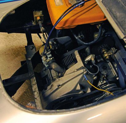 1980 PORSCHE 936 Junior 
礼物创意 !

有资格的小大人物

儿童电动玩具



保时捷936是为了参加1976年世界跑车锦标赛（第6组）而设计的，是一款具有与保时捷917相同的许多元素的跑车。它的动力是来自1974年Carrera...