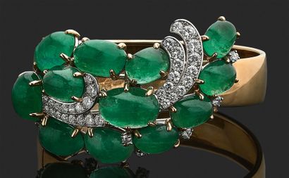 CARTIER 
Bracelet adorned with a large "Cashmere" design. Cabochon emeralds and round...