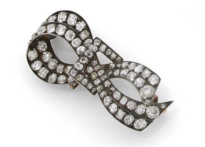 null ELÉMENT DE BROCHE « BOUCLE »
Diamants taille ancienne
Or 18k (750) et argent...