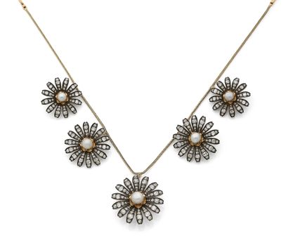 null 
COLLIER « FLEURS »



Cinq fleurs en pendants



Diamants taille ancienne et...