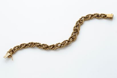 CHAUMET 
Bracelet or jaune tressé 18k (750). Diamants taille ancienne. Signé et numéroté....