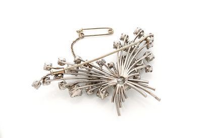 null BROCHE « BOUQUET »
Diamants taille ancienne
Or 18k (750), platine (950)
Poids...