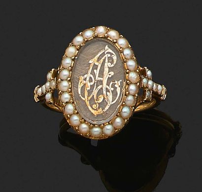 null BAGUE « MONOGRAMME SUR FOND DE CHEVEUX »
Perles fines, or 18k (750)
Td. : 53...