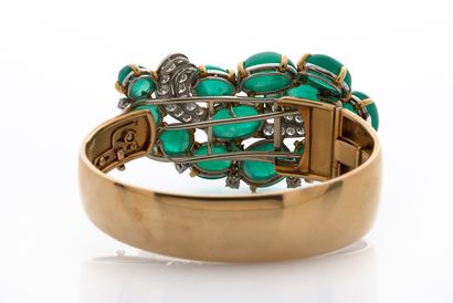 CARTIER 
Bracelet adorned with a large "Cashmere" design. Cabochon emeralds and round...