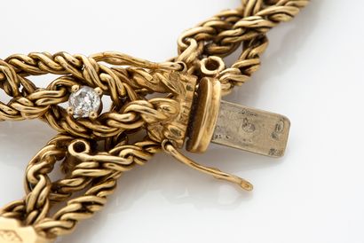 CHAUMET 
Bracelet or jaune tressé 18k (750). Diamants taille ancienne. Signé et numéroté....