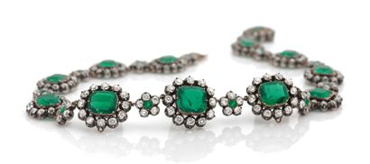 COLLIER EMERAUDES 
项链 "EMERALDS" 祖母绿和老式切割钻石。18K（750）金和银（<800）。

19世纪初。长度 : 34 cm...