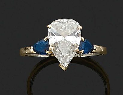 null BAGUE « DIAMANT »
Diamant forme poire taille brillant, saphirs
Or jaune 18k...