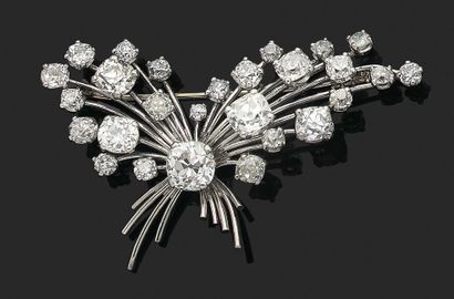 null BROCHE « BOUQUET »
Diamants taille ancienne
Or 18k (750), platine (950)
Poids...