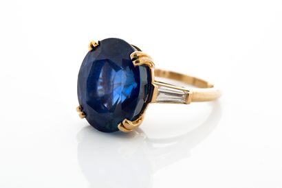 BOUCHERON 
SAPHIR "戒指 椭圆形蓝宝石，长方形钻石；蓝宝石重量：约18.8克拉，18K（750）金。签名。Td。51 - Pb.8.8克。伴随着LFG...