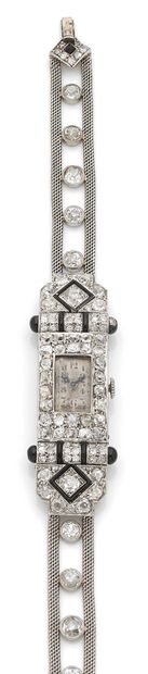 null MONTRE DE DAME « JOAILLERIE »
Diamants taille ancienne, émail noir
Platine (950)...