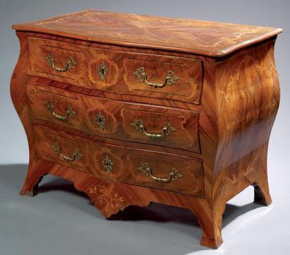 null Commode galbée, en placage de bois fruitier marqueté en feuilles sur des contres...