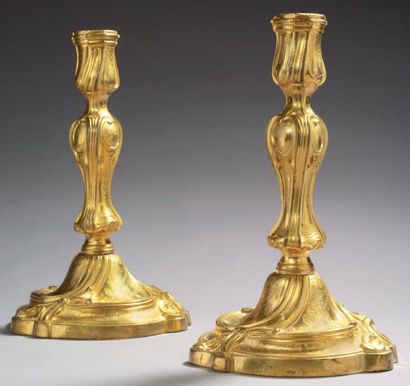 null Belle paire de flambeaux en bronze finement ciselé et doré à décor de larges...
