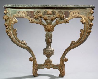 null Console galbée, en bois sculpté, ajouré, laqué gris et doré. La ceinture chantournée,...