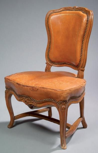 null Chaise de nourrice, en hêtre mouluré et sculpté de fleurettes et feuillages....