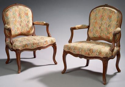 null Paire de fauteuils à dossier plat à la Reine, en bois naturel mouluré et sculpté...
