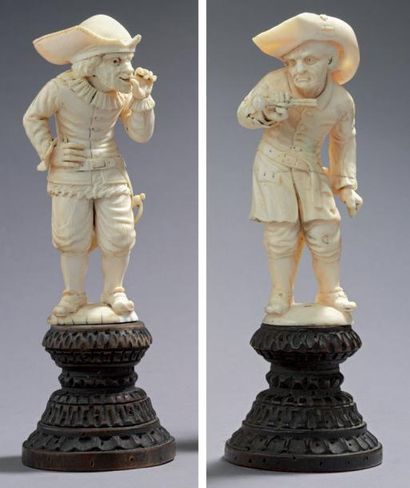 null Paire de statuettes en ivoire finement sculpté, représentant un homme tenant...