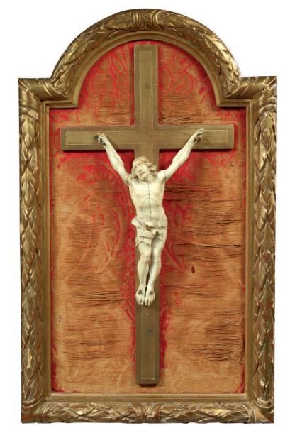 null Christ en croix, en ivoire sculpté. Il est représenté la tête tournée vers l'épaule...