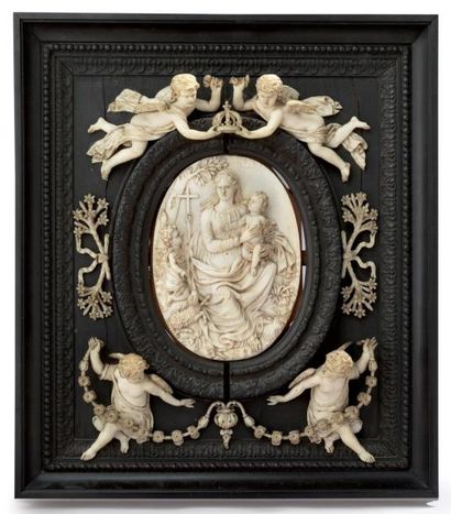 null Plaque ovale, en ivoire finement sculpté, représentant une Vierge à l'Enfant,...
