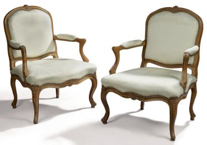 null Paire de fauteuils à dossier plat, en hêtre mouluré et sculpté de fleurettes...