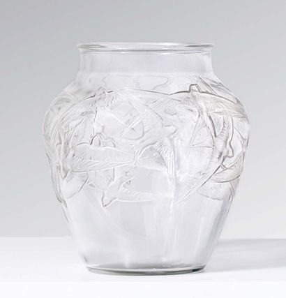 LALIQUE «HIRONDELLES»
Vase balustre en verre blanc soufflé-moulé.
Signature d'un...