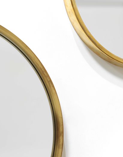 Travail SUÉDOIS SET OF FIVE CIRCULAR MIRRORS with gilt brass frame.
Publisher's labels...
