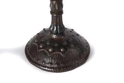 NICS Frères (attribué à) 锻铁和黄铜的中心部件，呈现出两个锤击的金属碗，由一个中央的脚连接，最后是一个圆拱形的底座；两个碗的背面有丰富的抛光橄榄叶装饰。
约1910年
高度。40,5厘米...