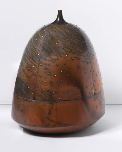 PIERRE BAYLE (1945-2004) "GAEA
陶土雕刻的，被称为 "石膏"。
卵圆形，橙红色，烟熏灰黑色和棕色的滑液；顶部有一个小的可移动的塞子。
签名和日期：1.11.96（底座反面的滑液有小缝隙，塞子有轻微修复）。
高36厘米...