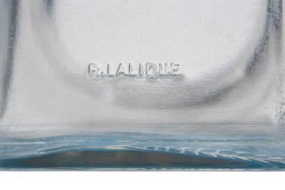 LALIQUE «MYRRHIS»
Vase de section rectangulaire en verre soufflémoulé patiné bleu,...