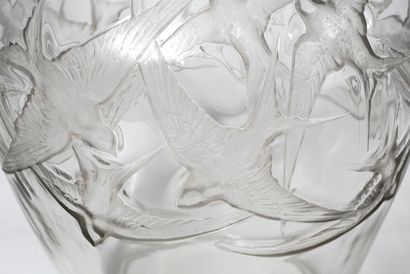 LALIQUE «HIRONDELLES»
Vase balustre en verre blanc soufflé-moulé.
Signature d'un...