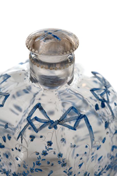Émile GALLÉ (1846-1904) 一件小玻璃瓶和它的塞子，装饰着丰富的蓝色和黄色的小花、丝带和蜻蜓的珐琅装饰；颈部和底座下有白点的楣子。
底座背面有手写的签名珐琅。约1900年
高度10厘米
一个罕见的玻璃瓶和它原来的瓶塞，蓝色和黄色的珐琅装饰...