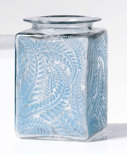 LALIQUE «MYRRHIS»
Vase de section rectangulaire en verre soufflémoulé patiné bleu,...